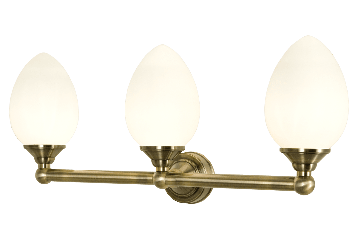 Luigi 55cm Antiquiteit badkamerlamp Van Aneta Lighting - Luigi is een elegante wandlamp in antiek messing met drie prachtige opaalwitte kappen, die een zacht en uitnodigend warm wit licht verspreiden.