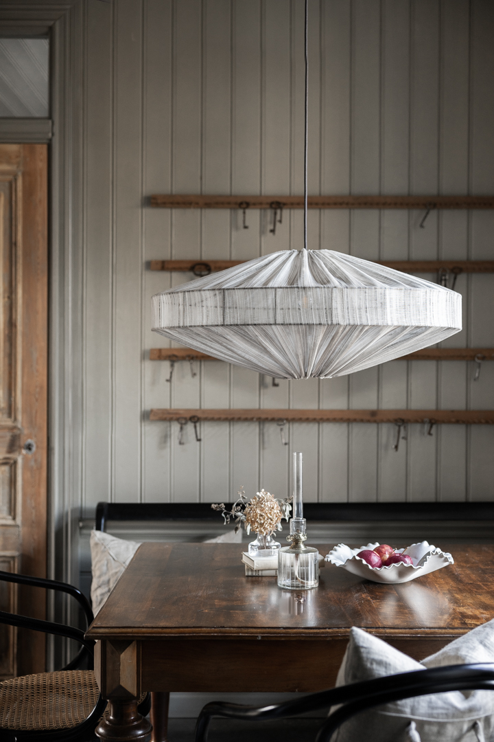 Alba Streep Lampenkap Excl. Ophanging Ø78 Bruin hanglamp Van Alde & Lind - De elegante streep in de stof geeft de Alba lampenkap een verfijnde en elegante uitstraling.