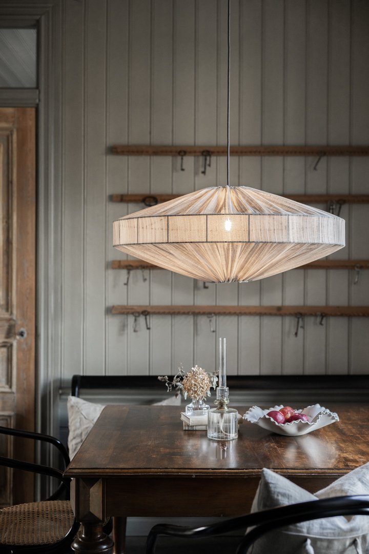 Alba Streep Lampenkap Excl. Ophanging Ø78 Bruin hanglamp Van Alde & Lind - De elegante streep in de stof geeft de Alba lampenkap een verfijnde en elegante uitstraling.