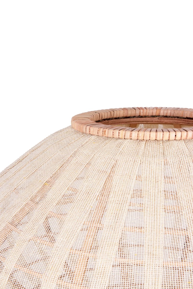 Borneo 48cm Natuur vloerlamp Van Globen Lighting - De lamp is gemaakt van naturelkleurig rotan en gebroken wit linnen en heeft een 200 cm lang wit textielsnoer met een vloerschakelaar en stekker.