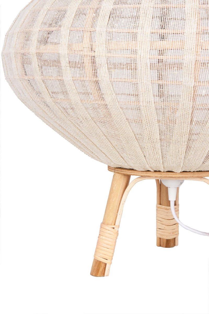 Borneo 48cm Natuur vloerlamp Van Globen Lighting - De lamp is gemaakt van naturelkleurig rotan en gebroken wit linnen en heeft een 200 cm lang wit textielsnoer met een vloerschakelaar en stekker.