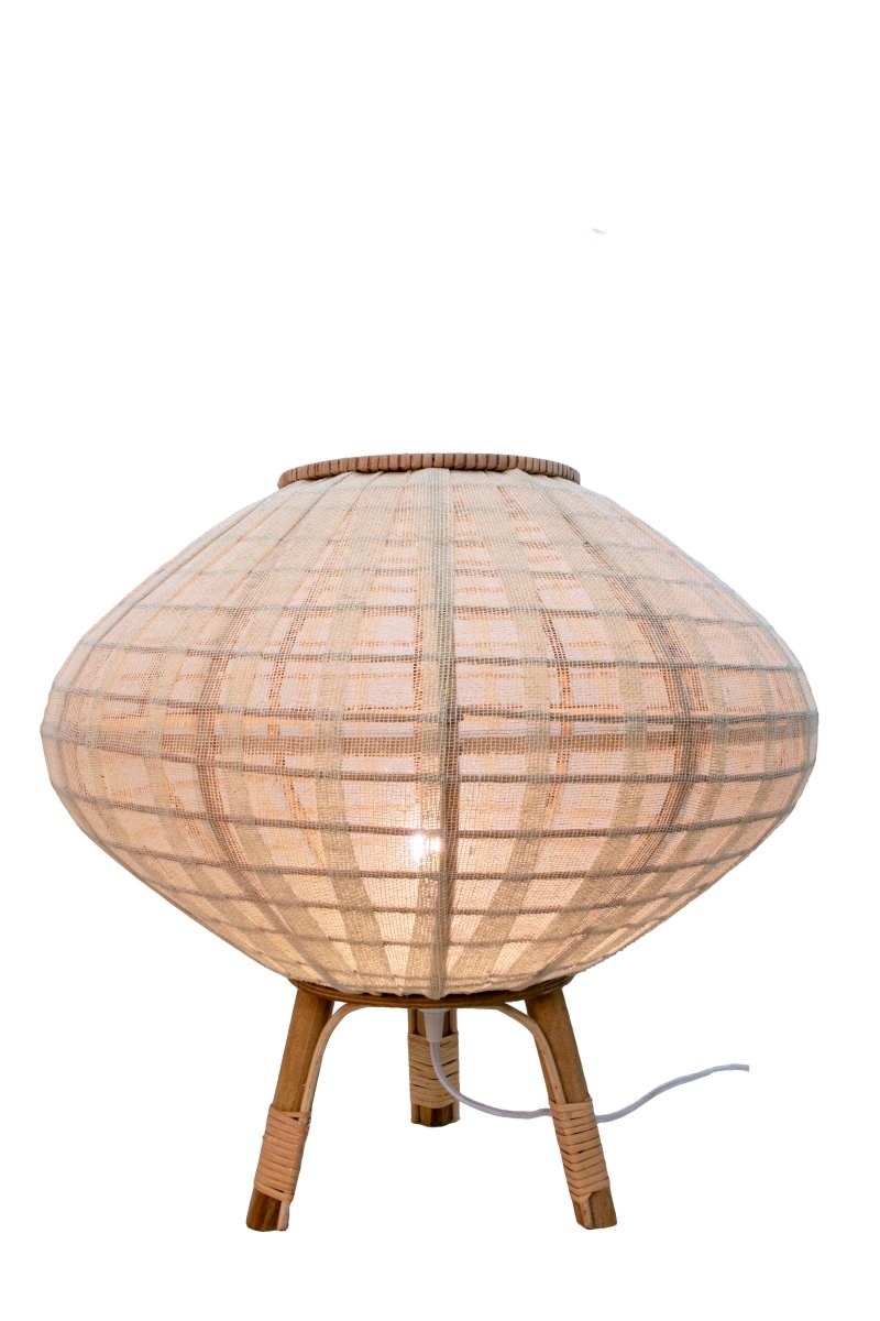 Borneo 48cm Natuur vloerlamp Van Globen Lighting - De lamp is gemaakt van naturelkleurig rotan en gebroken wit linnen en heeft een 200 cm lang wit textielsnoer met een vloerschakelaar en stekker.
