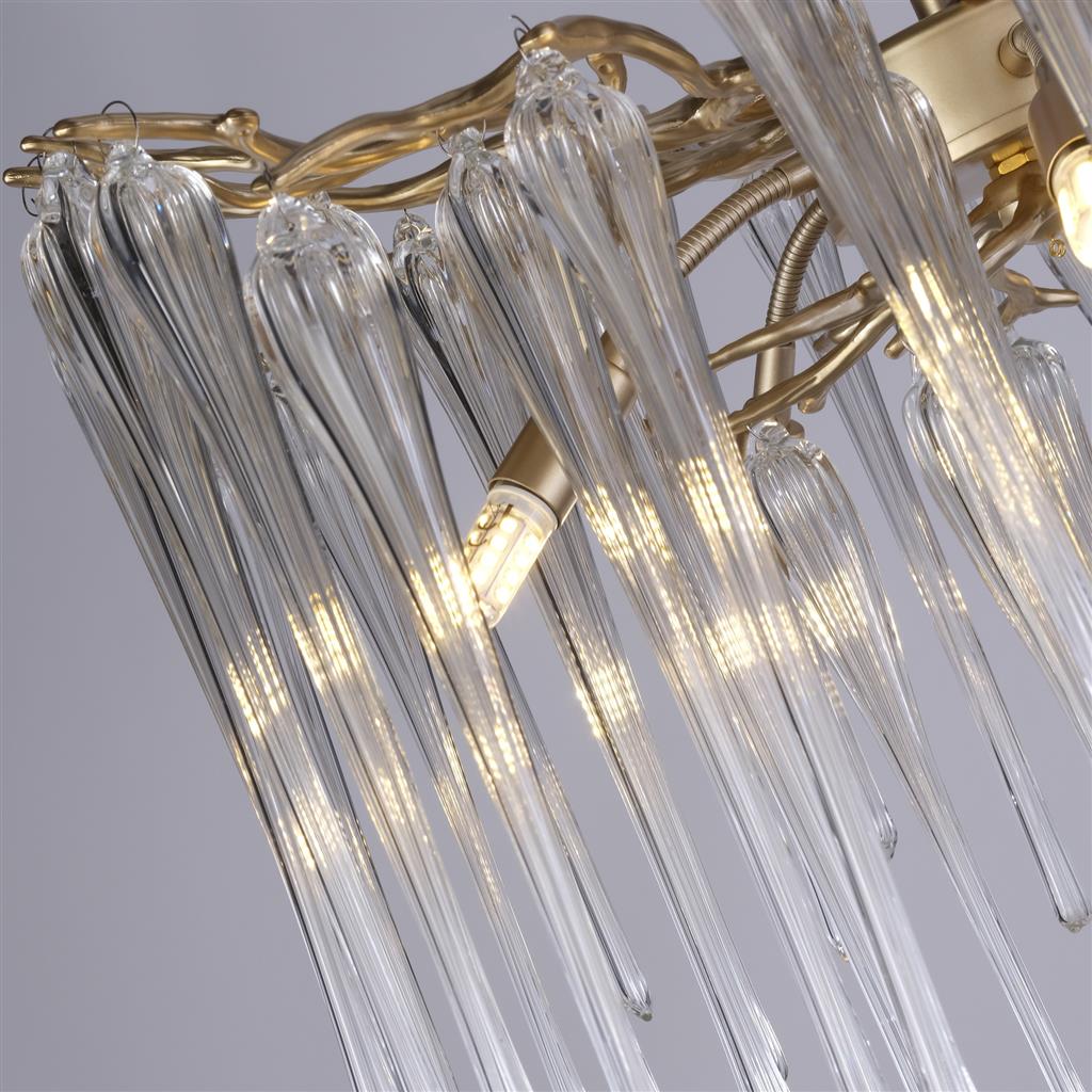 Heritage Ø50 Goud kristal Van Searchlight - De lange, smalle glazen details cre&euml;ren een levendige en glinsterende uitstraling die de ruimte zowel dynamiek als een exclusieve sfeer geeft.