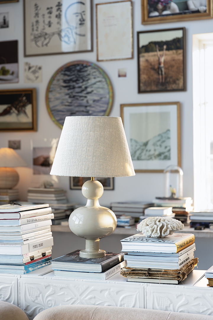 Fiona 40cm Crème wit lampenvoet Van Alde & Lind - De zacht afgeronde, klassieke vorm wordt gecombineerd met een hoogglanzend, emailachtig oppervlak dat de lamp een stijlvolle en moderne uitstraling geeft.
