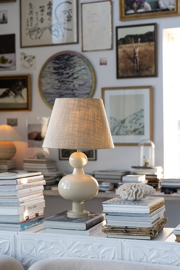 Fiona 40cm Crème wit lampenvoet Van Alde & Lind - De zacht afgeronde, klassieke vorm wordt gecombineerd met een hoogglanzend, emailachtig oppervlak dat de lamp een stijlvolle en moderne uitstraling geeft.