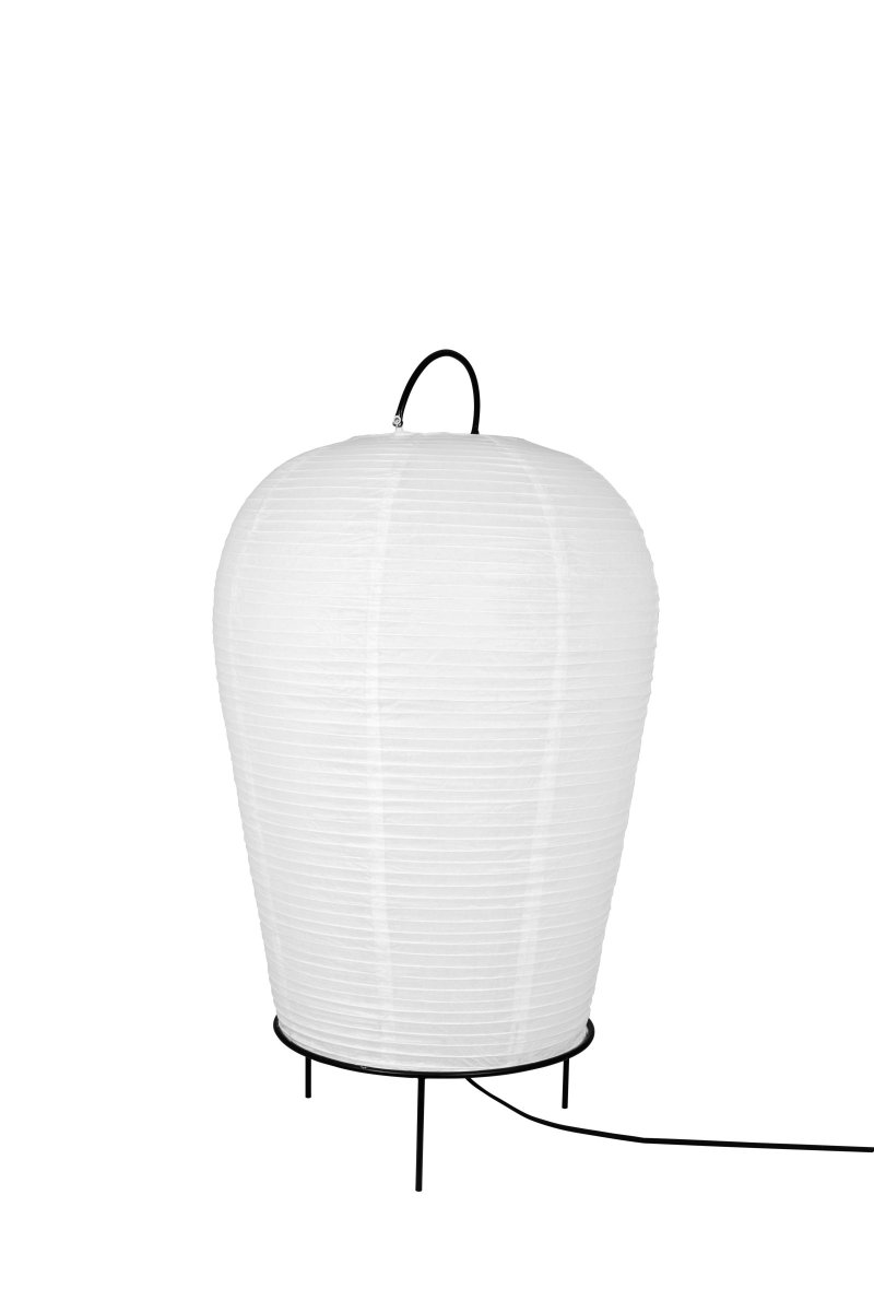 Osaka Wit vloerlamp Van Globen Lighting - De lamp is gemaakt van wit rijstpapier en heeft een decoratief handvat van matzwart gelakt metaal en een bijpassende standaard aan de onderkant waarop de papieren kap rust.