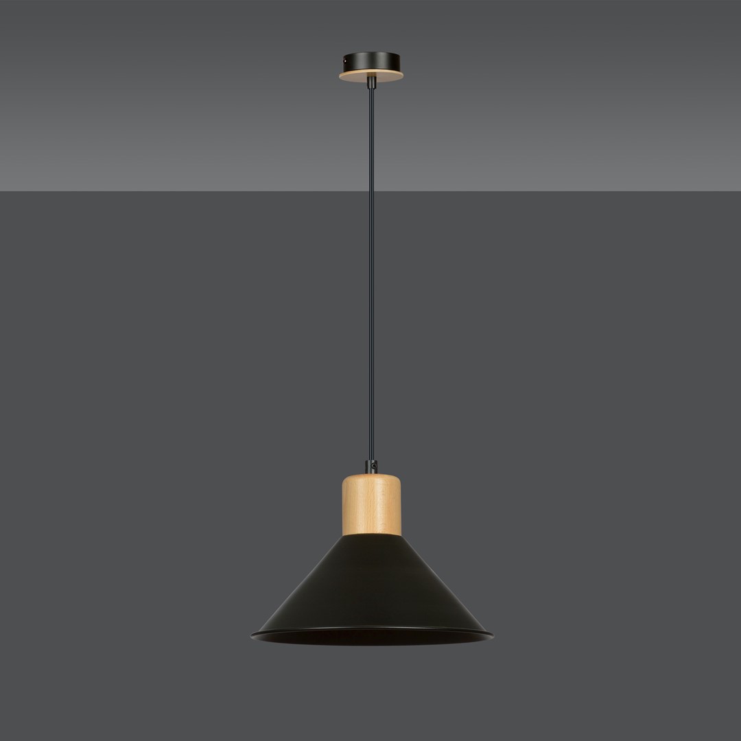 Rowen Ø25 Zwart hanglamp Van Emibig Lighting - De Rowen lampen hebben open metalen kappen die het licht effectief verspreiden, zelfs in grotere kamers, terwijl de decoratieve houten details warmte toevoegen en met een opvallende kleur de aandacht trekken.