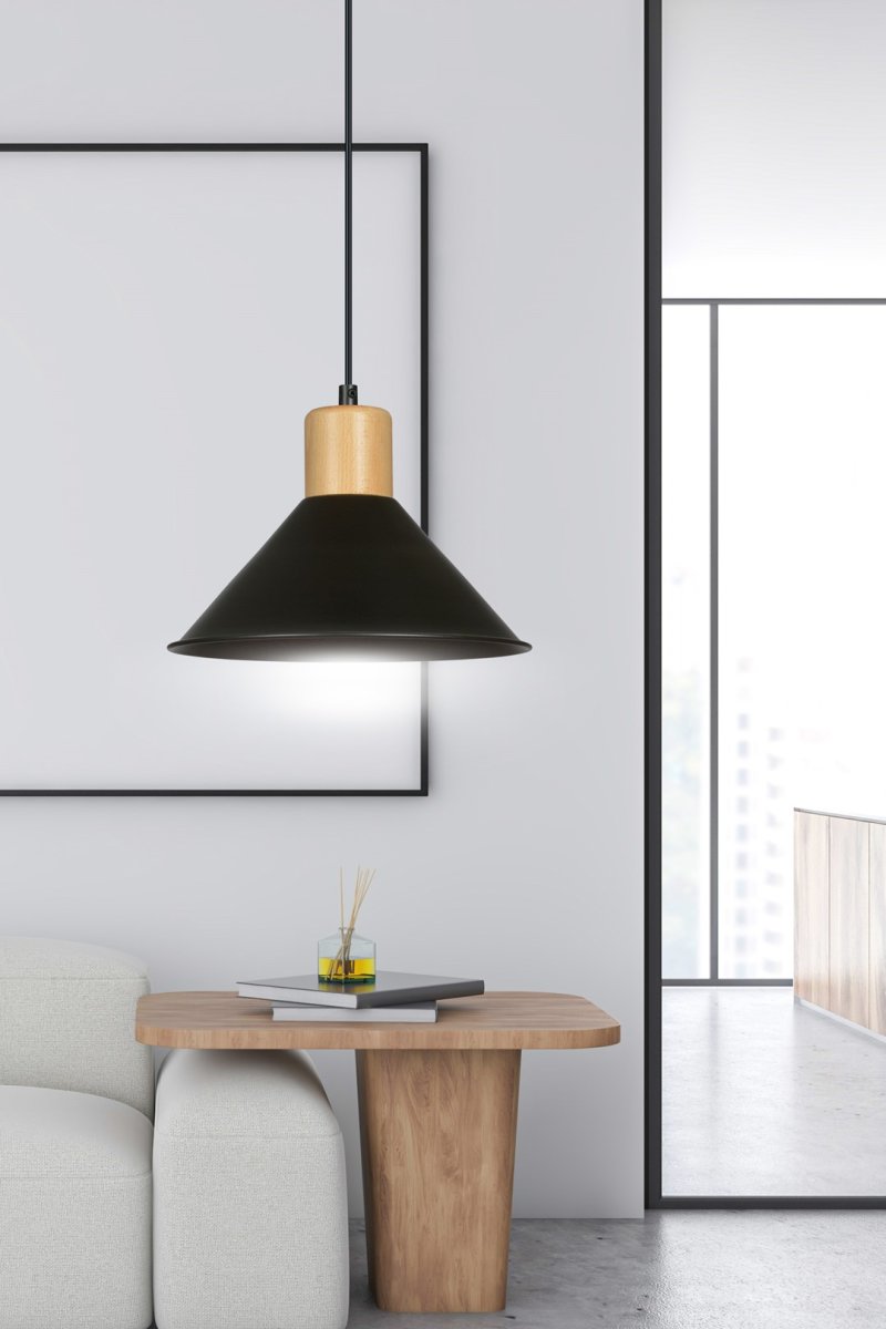 Rowen Ø25 Zwart hanglamp Van Emibig Lighting - De Rowen lampen hebben open metalen kappen die het licht effectief verspreiden, zelfs in grotere kamers, terwijl de decoratieve houten details warmte toevoegen en met een opvallende kleur de aandacht trekken.