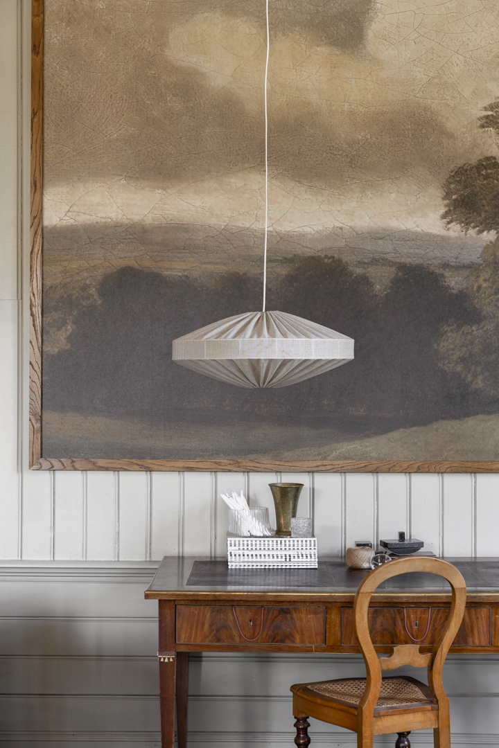 Alba Lampenkap Excl. Ophanging Ø58 Natuur hanglamp Van Alde & Lind - Met de dunne linnen stof in een beige/natuurkleur geeft de Alba lampenkap een verfijnde en elegante uitstraling.