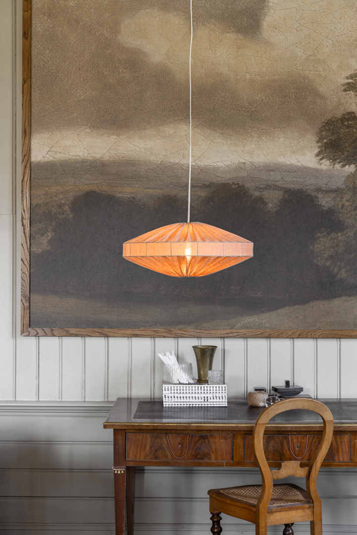 Alba Lampenkap Excl. Ophanging Ø58 Natuur hanglamp Van Alde & Lind - Met de dunne linnen stof in een beige/natuurkleur geeft de Alba lampenkap een verfijnde en elegante uitstraling.