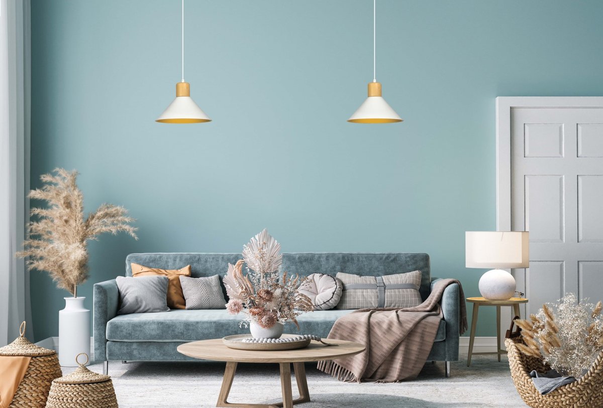 Rowen Ø25 Wit hanglamp Van Emibig Lighting - De Rowen lampen hebben open metalen kappen die het licht effectief verspreiden, zelfs in grotere kamers, terwijl de decoratieve houten details warmte toevoegen en met een opvallende kleur de aandacht trekken.