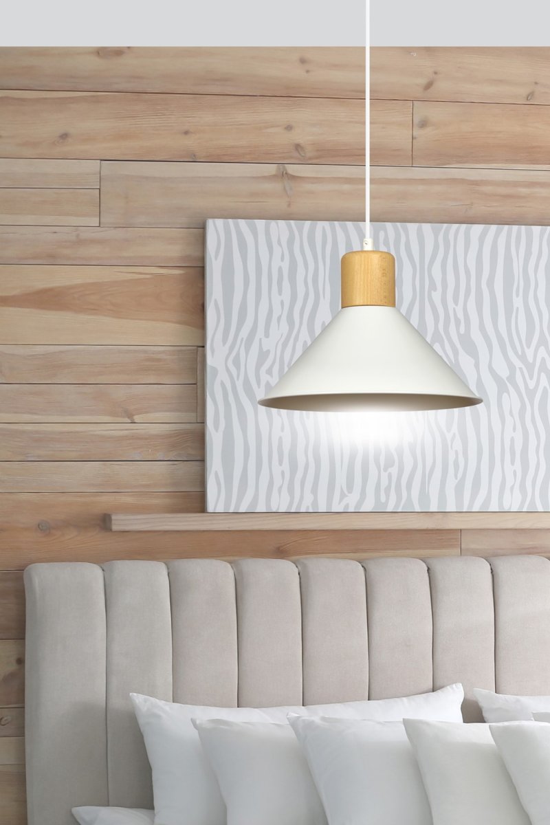 Rowen Ø25 Wit hanglamp Van Emibig Lighting - De Rowen lampen hebben open metalen kappen die het licht effectief verspreiden, zelfs in grotere kamers, terwijl de decoratieve houten details warmte toevoegen en met een opvallende kleur de aandacht trekken.