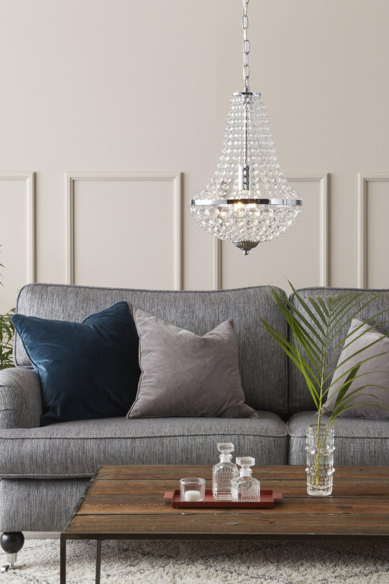 Gränsö Ø30 Chroom kristal Van Markslöjd - Border heeft een klassiek ontwerp met heldere prisma's die het licht prachtig verspreiden en een luxueuze uitstraling creëren, ongeacht of het boven de eettafel of in de woonkamer hangt.