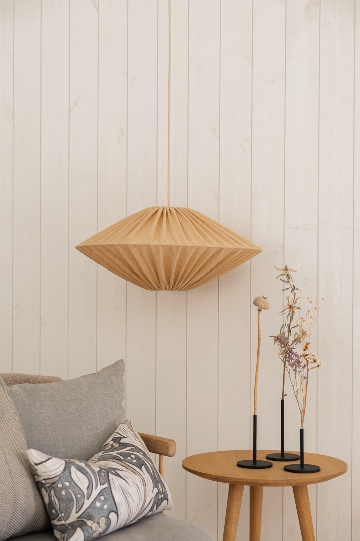 Figo Lampenkap Excl. Ophanging Ø58 Honing hanglamp Van Alde & Lind - De stof is van polyester, maar heeft een mooie "linnenlook" in de kleur "honing".