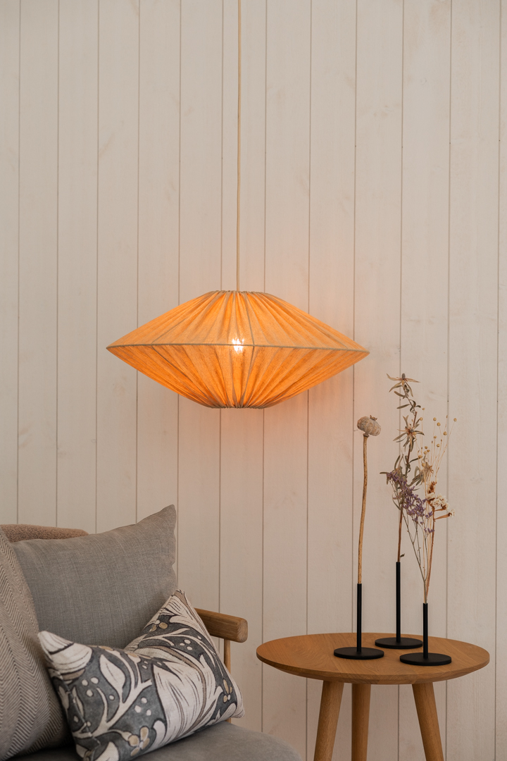 Figo Lampenkap Excl. Ophanging Ø58 Honing hanglamp Van Alde & Lind - De stof is van polyester, maar heeft een mooie "linnenlook" in de kleur "honing".