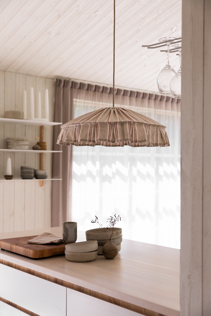 Vinga Lampenkap Excl. Ophanging Ø58 Natuur/roest hanglamp Van Alde & Lind - Vinga is een decoratieve plafondlampenkap gemaakt van 100% linnen met een gestreept patroon in roestbruine en natuurlijke tinten.
