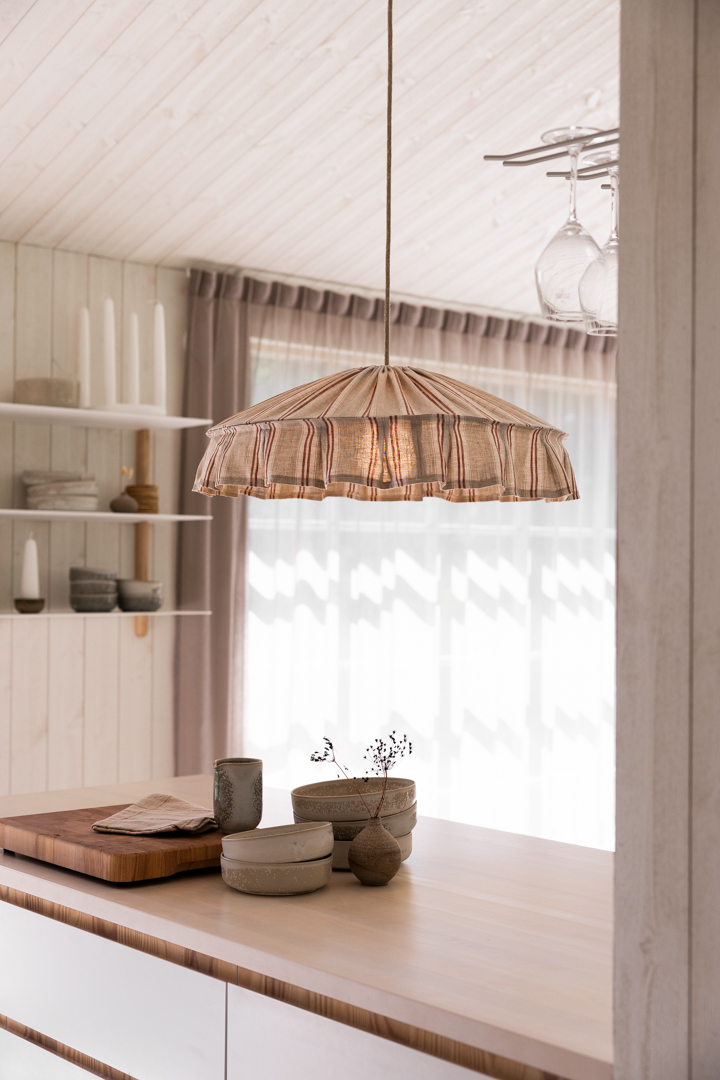 Vinga Lampenkap Excl. Ophanging Ø58 Natuur/roest hanglamp Van Alde & Lind - Vinga is een decoratieve plafondlampenkap gemaakt van 100% linnen met een gestreept patroon in roestbruine en natuurlijke tinten.