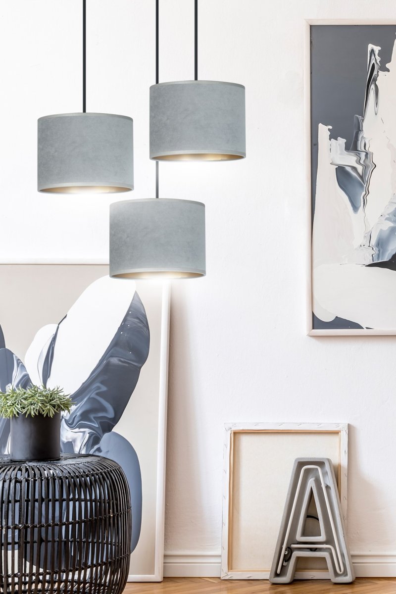 Hilde Ø50 Grijs hanglamp Van Emibig Lighting - Dankzij de eenvoudige constructie en het elegante kleurenschema is Hilde een veelzijdige keuze die past in veel verschillende kamers en stijlen.