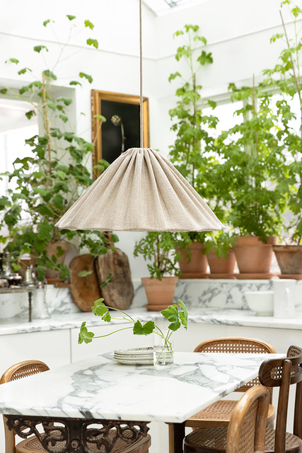 Fuji Lampenkap Excl. Ophanging Ø58 Beige hanglamp Van Alde & Lind - De beige stof met het licht ruwe, gestructureerde oppervlak geeft de lampenkap bovendien een prachtige gloed als een traan.