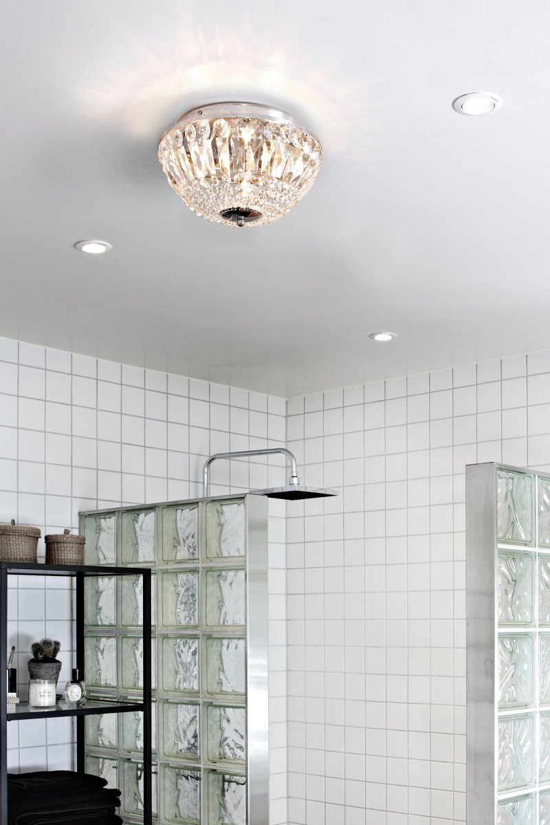 Estelle Ø30 Chroom badkamerlamp Van Markslöjd - De Estelle kristallen plafondlamp is een elegante plafondlamp die uw badkamer omtovert tot een luxueuze oase.