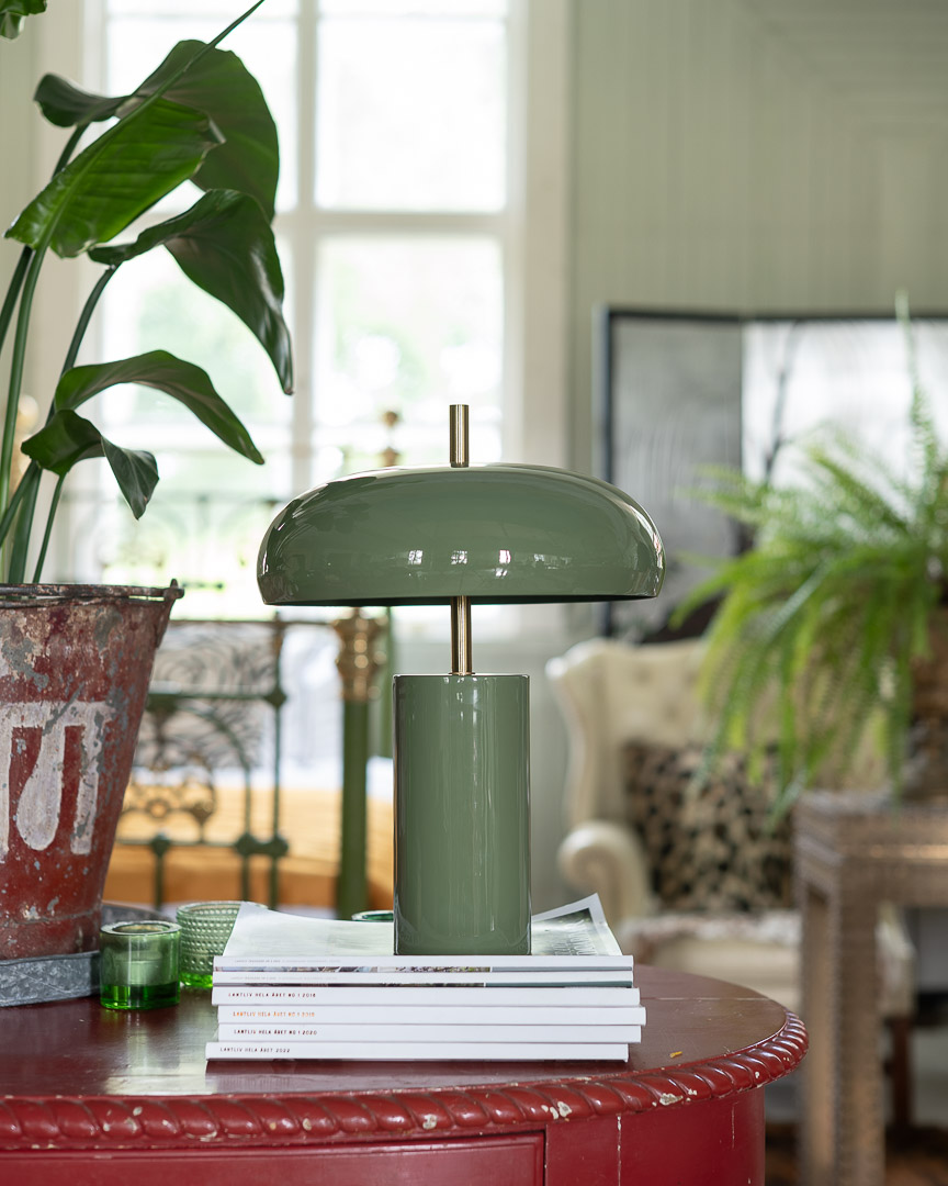 Lex 40cm Groente tafellamp Van Alde & Lind - Lex is een moderne metalen tafellamp met een doffe groene kleur en een hoogglanzende, emaille-achtige afwerking.