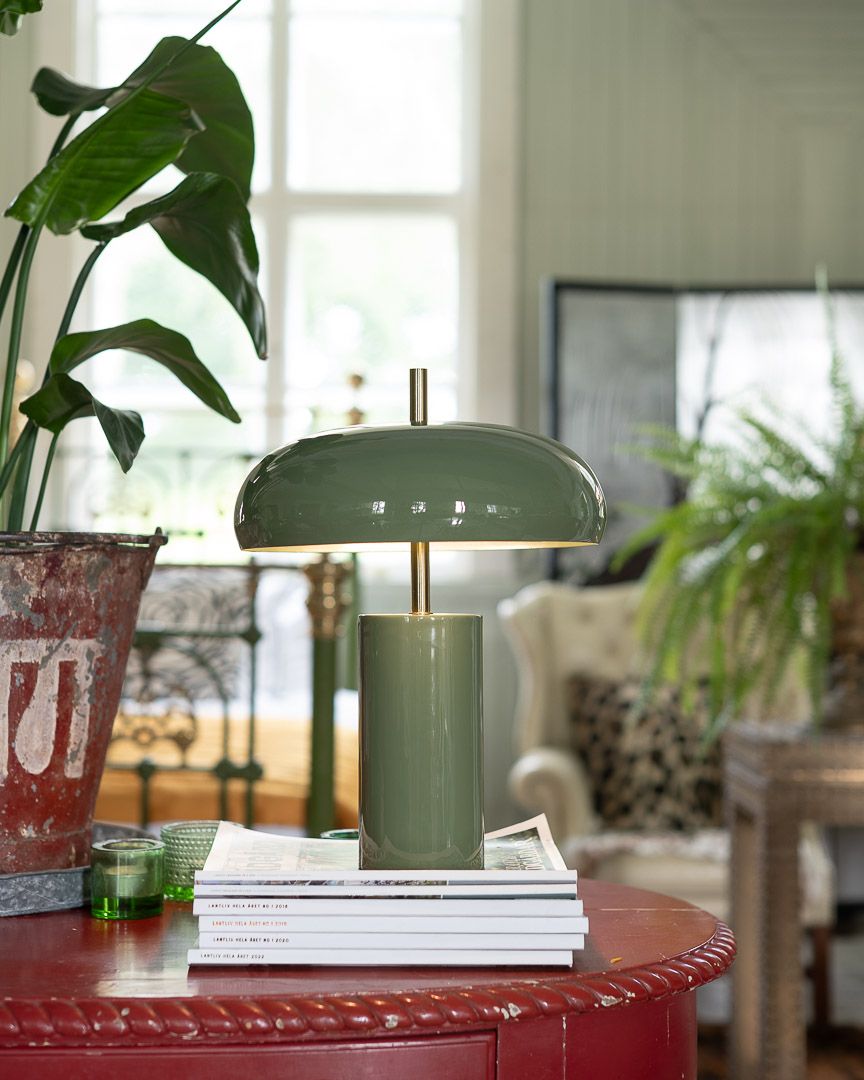 Lex 40cm Groente tafellamp Van Alde & Lind - Lex is een moderne metalen tafellamp met een doffe groene kleur en een hoogglanzende, emaille-achtige afwerking.