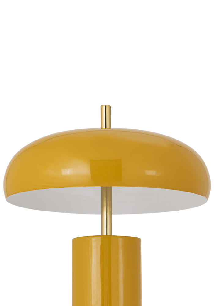 Lex 40cm Geel tafellamp Van Alde & Lind - De brede, ronde kap geeft een aangenaam neerwaarts licht en heeft een witte binnenkant voor een optimale lichtverspreiding.