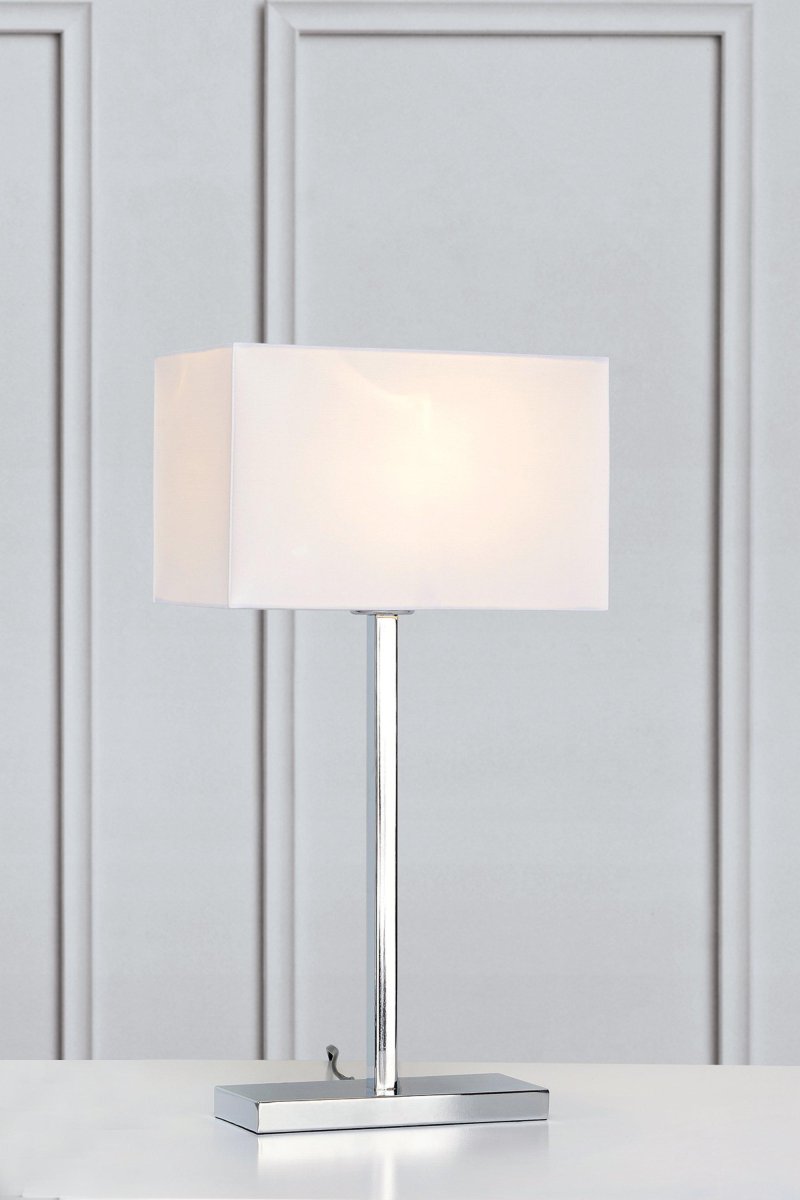 Savoy 50cm Wit tafellamp Van Markslöjd - De Savoy tafellamp met chroom en witte textielkap heeft een elegant en stijlvol design.