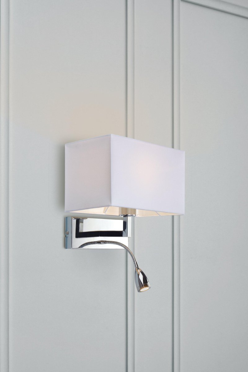 Savoy Chroom leeslamp Van Markslöjd - Een stijlvolle wandlamp met een witte textielen kap en een aparte chromen leeslamp, perfect voor in de slaapkamer.