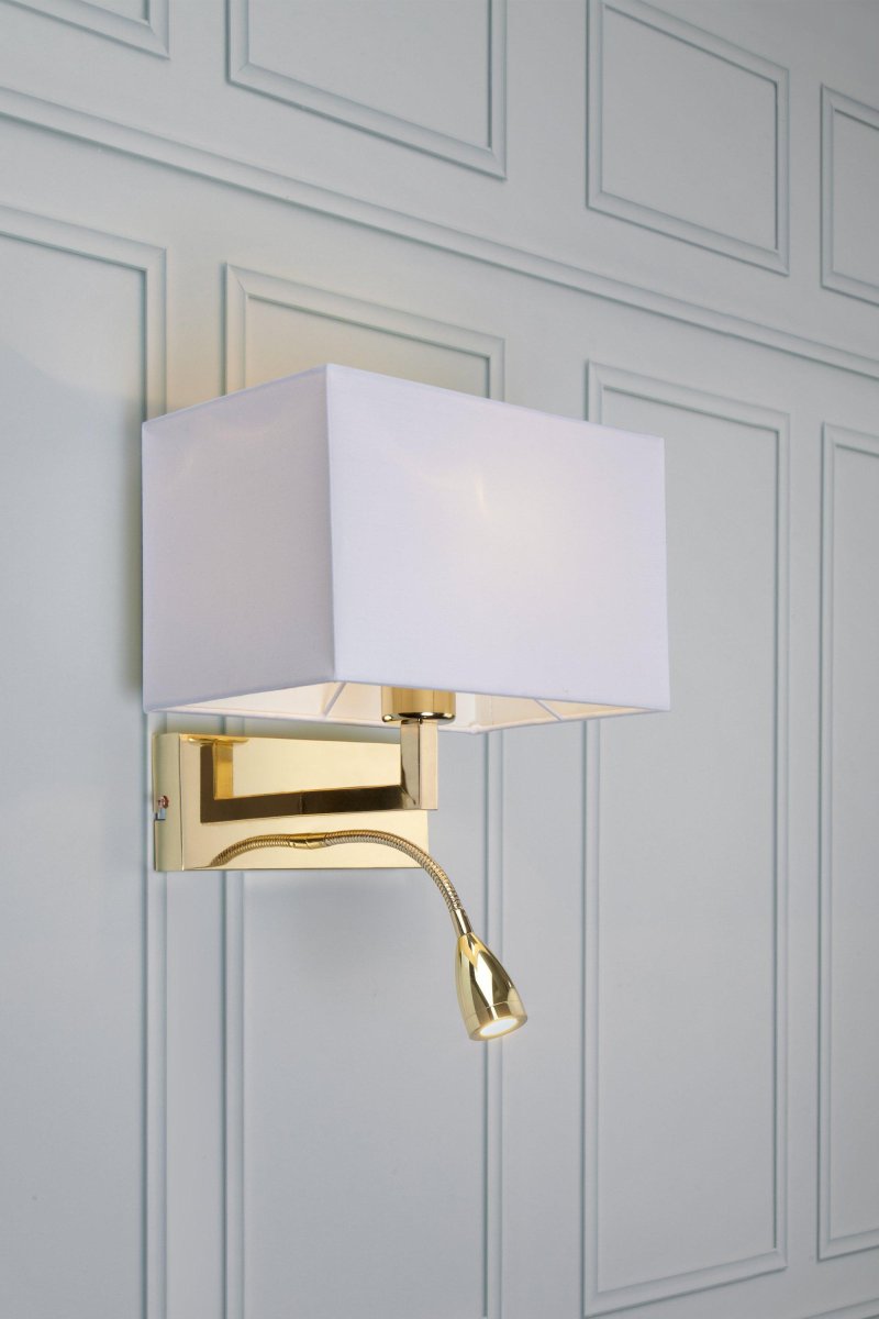 Savoy Messing leeslamp Van Markslöjd - Een stijlvolle wandlamp met een witte textielen kap en een aparte leeslamp van messing, perfect voor in de slaapkamer.