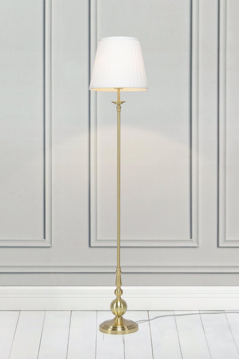 Imperia Messing vloerlamp Van Markslöjd - Imperia is een elegante staande lamp in een klassiek design met een stijlvolle messing voet en een prachtige witte stoffen kap.