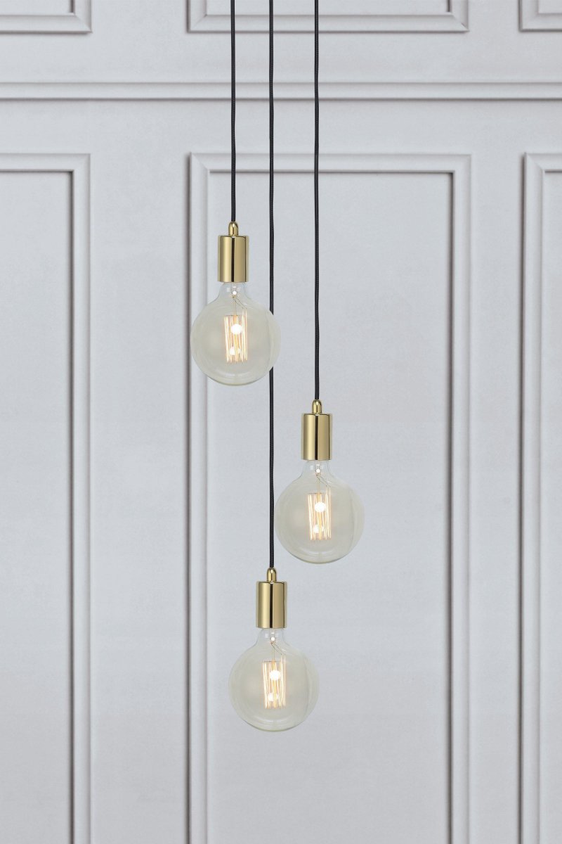 Sky Ø25 Messing hanglamp Van Markslöjd - Plafondlamp uit de Sky-serie, met drie messing fittingen en een zwart textielsnoer dat op verschillende hoogtes aan een ronde plafondbeugel hangt.