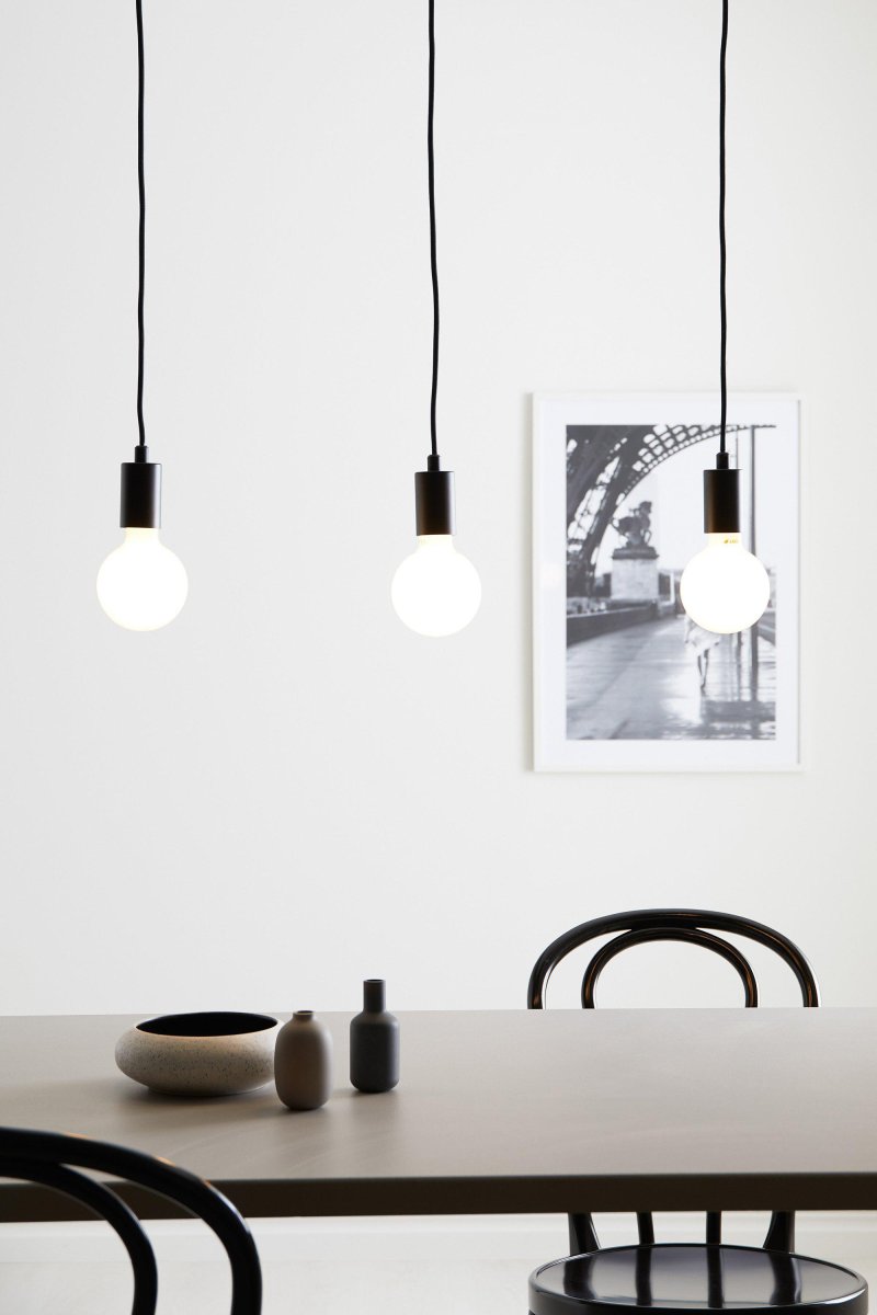 Sky 68cm Zwart hanglamp Van Markslöjd - Deze stijlvolle zwarte metalen hanglamp is een elegante optie voor verlichting boven een eettafel of keuken.