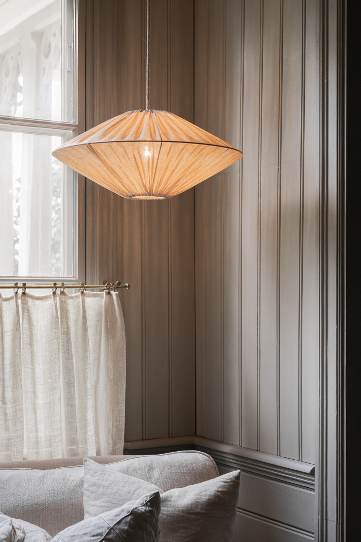 Figo Lampenkap Excl. Ophanging Ø58 Zand hanglamp Van Alde & Lind - De stof is gemaakt van gerecycled polyester, maar heeft een mooie "linnenlook" in de kleur "zand".