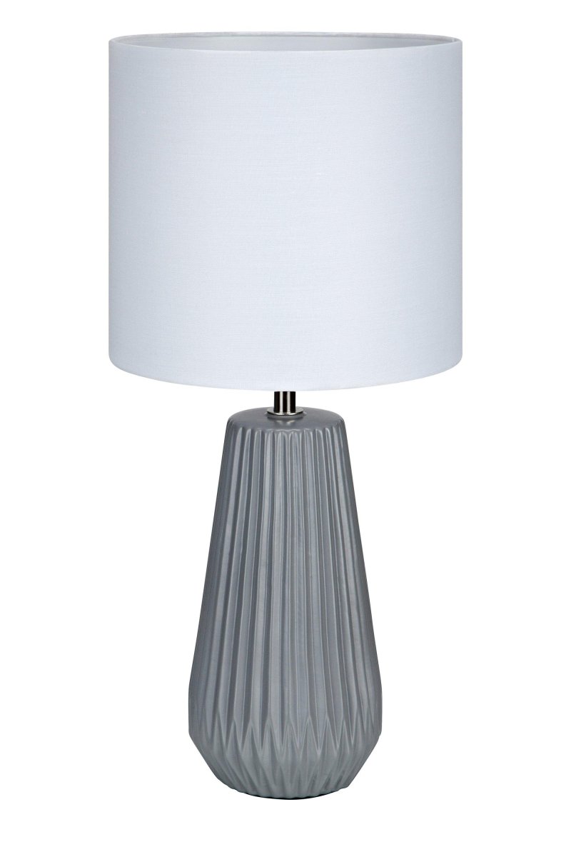 Nicci 40cm Grijs tafellamp Van Markslöjd - De lampenkap is wit, waardoor er een zacht en aangenaam licht ontstaat dat perfect past bij verschillende interieurstijlen.