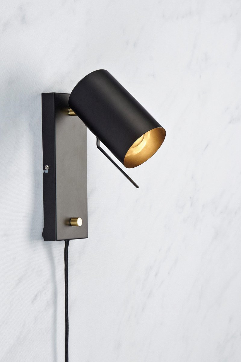 Carrie Zwart leeslamp Van Markslöjd - Dankzij de ingebouwde dimmer en de flexibele kap is deze lamp ook perfect als leeslamp.