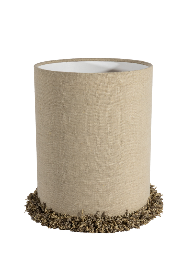 Lampshade Cylinder Fringe Ø22 Natuur Van Alde & Lind - De randen zijn zorgvuldig omgevouwen en langs de onderkant loopt een decoratieve, zware kanten franje die de lampenkap een elegant en exclusief detail geeft.