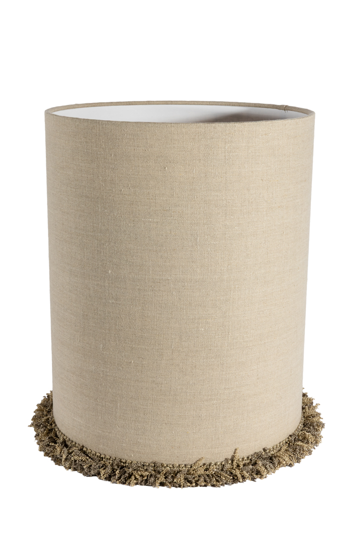 Lampshade Cylinder Fringe Ø30 Natuur Van Alde & Lind - De randen zijn zorgvuldig omgevouwen en langs de onderkant loopt een decoratieve, zware kanten franje die de lampenkap een elegant en exclusief detail geeft.