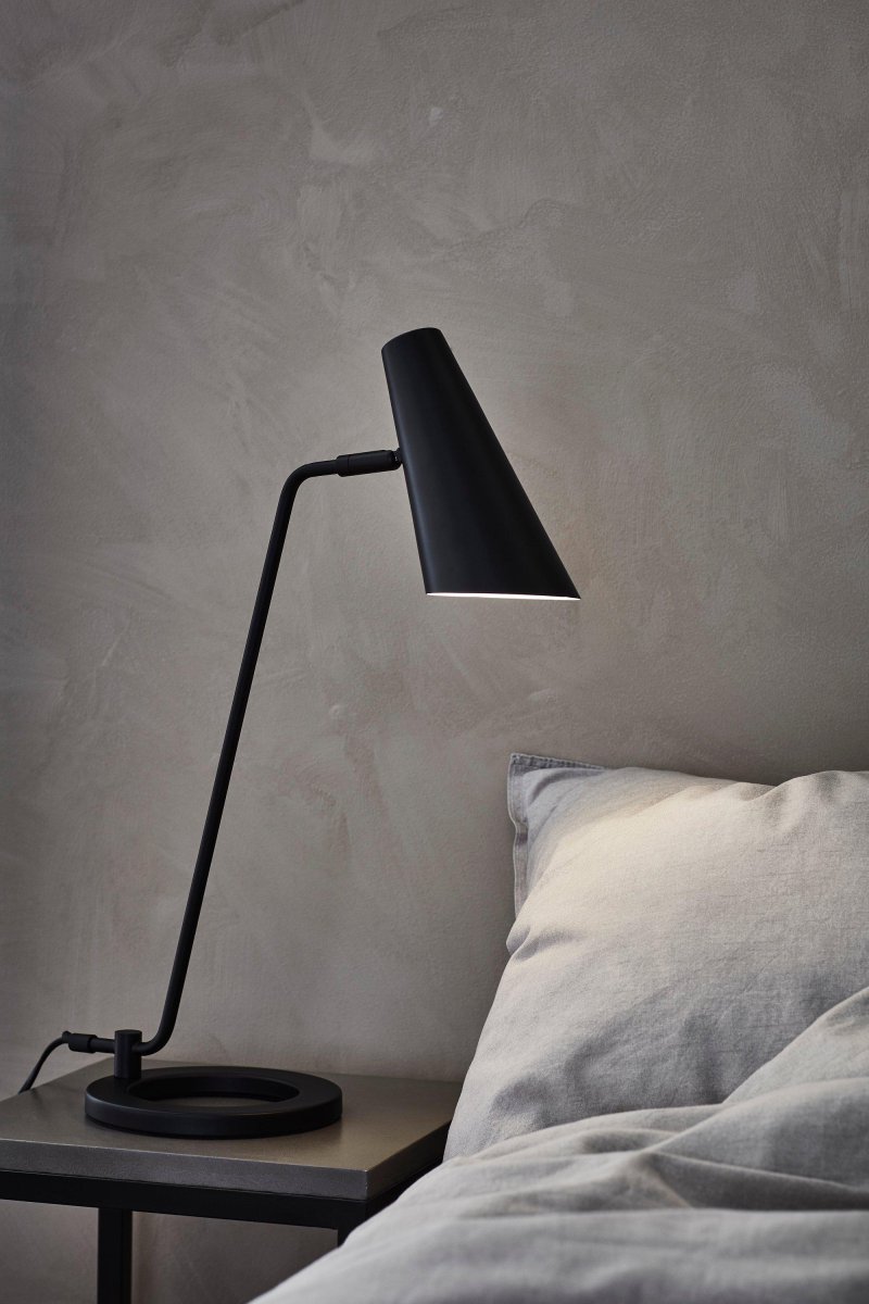 Cal 50cm Zwart bureaulamp Van Markslöjd - De Cal tafellamp is stijlvol en sober.