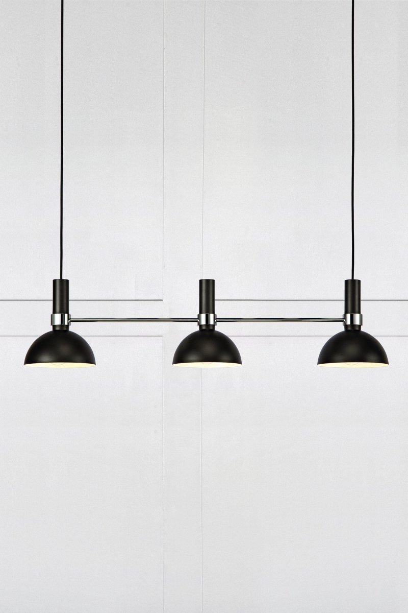 Larry 100cm Zwart hanglamp Van Markslöjd - De Larry plafondlamp met drie kappen is een klassieker in een moderne uitvoering, perfect voor de keukentafel of het kookeiland.