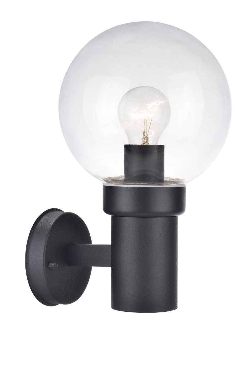 Caris Zwart buitenlamp Van Markslöjd - Met een robuuste, zwarte metalen voet en een grote, heldere glazen kap verspreidt de lamp een helder en aangenaam licht dat een uitnodigende sfeer cre&euml;ert.