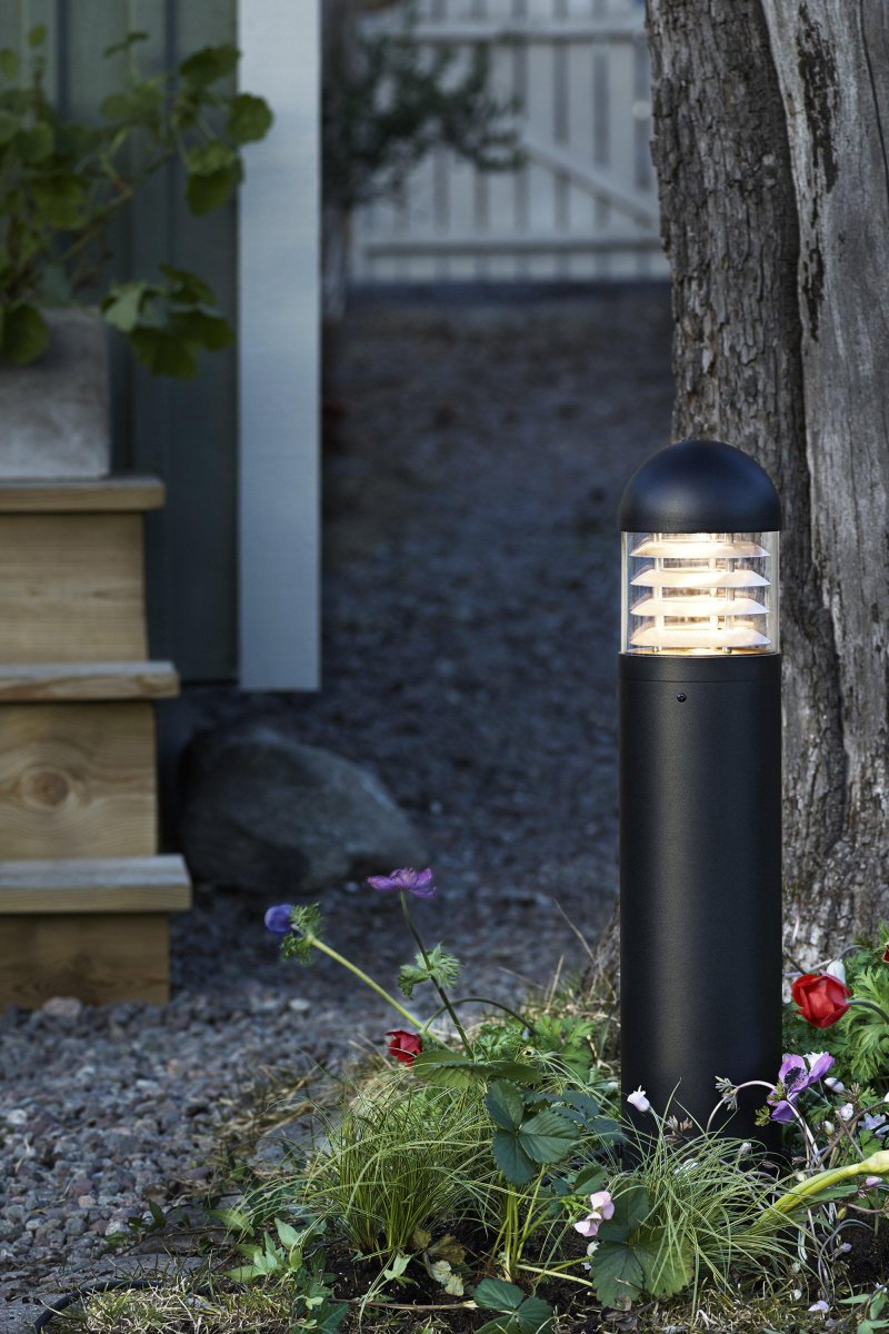 Pollerlamp 6W 60cm Zwart Garden 24 Van Markslöjd - Garden 24 heeft een IP44-classificatie en is geschikt voor tuin- en buitenverlichting die u eenvoudig kunt installeren.