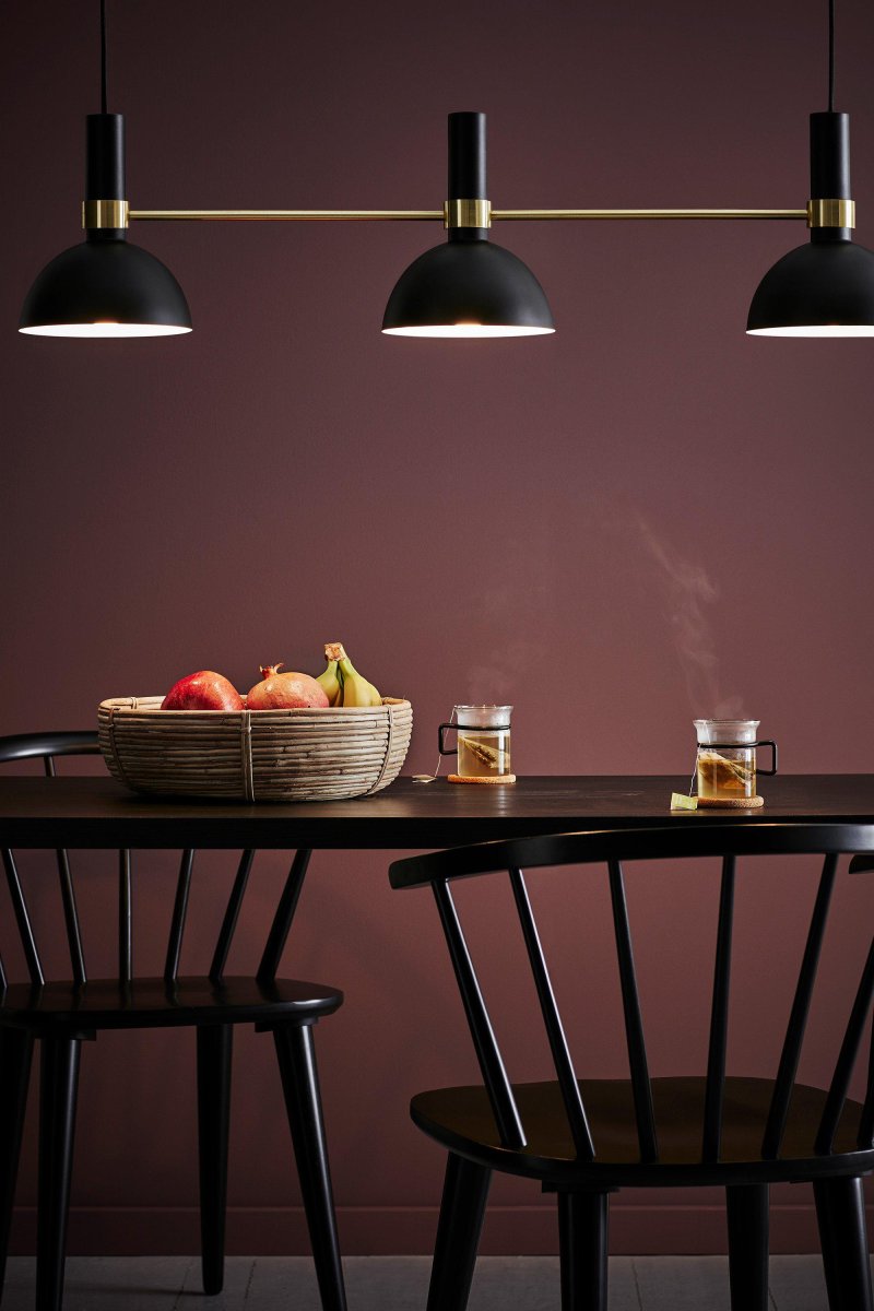 Larry 100cm Zwart hanglamp Van Markslöjd - Deze stijlvolle en functionele lamp, ontworpen door Monika Mulder, zal uw huis verfraaien met zijn elegante design.