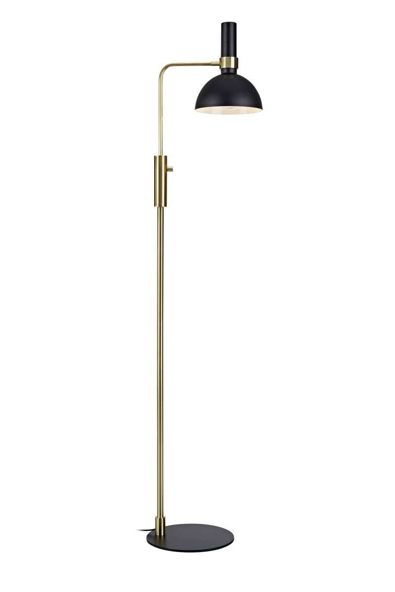 Larry Zwart vloerlamp Van Markslöjd - De Larry vloerlamp is een stijlvolle en eenvoudige verlichtingsoplossing die perfect naast de bank past en een optimale leeshoek cre&euml;ert.