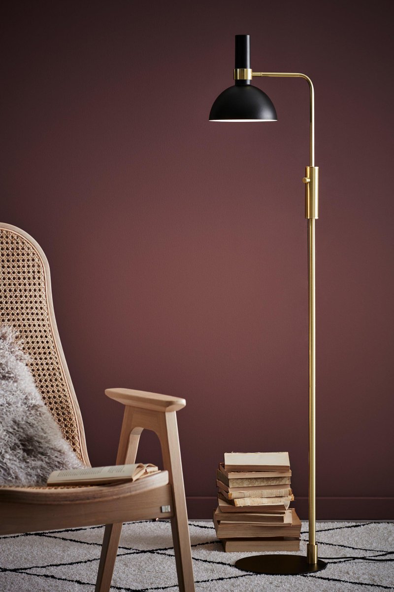 Larry Zwart vloerlamp Van Markslöjd - De Larry vloerlamp is een stijlvolle en eenvoudige verlichtingsoplossing die perfect naast de bank past en een optimale leeshoek cre&euml;ert.