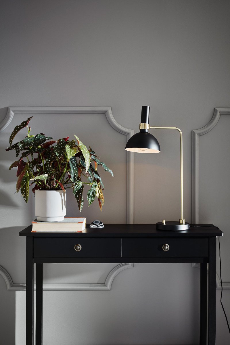 Larry 65cm Geborsteld messing bureaulamp Van Markslöjd - Larry is een stijlvolle en discrete tafellamp die een elegante uitstraling geeft aan de werkplek, het nachtkastje of de hal.