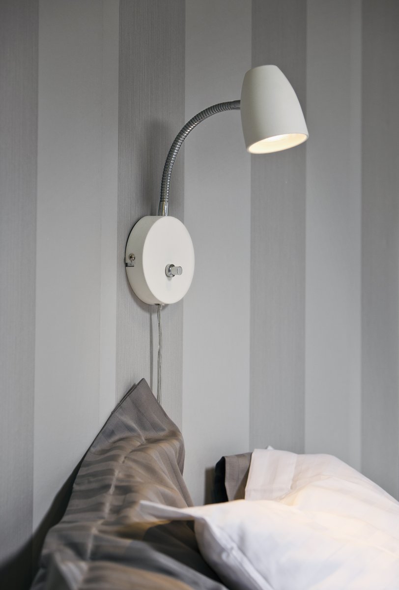 Sandnes Wit leeslamp Van Aneta Lighting - Dankzij het flexibele scharnier is de lamp eenvoudig in beide richtingen te verstellen en dankzij de dimmer is de helderheid aan te passen.