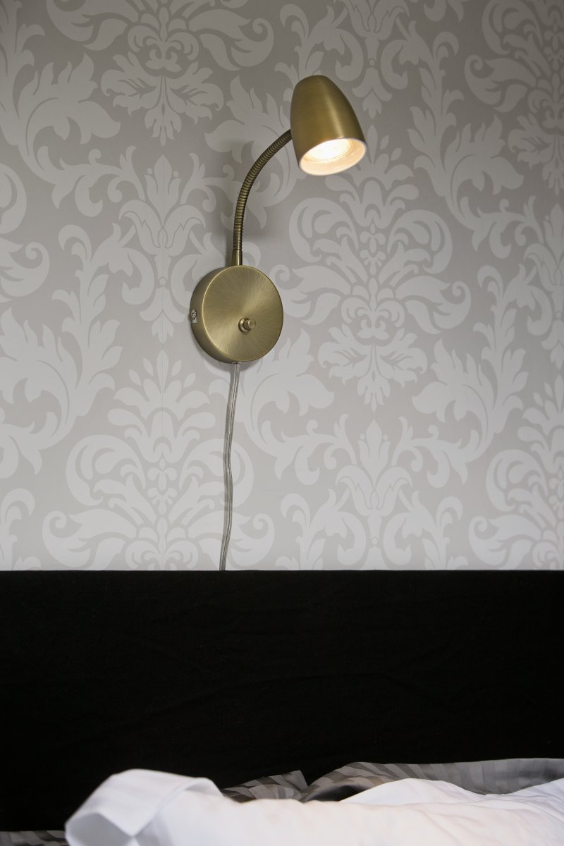 Sandnes Antiquiteit leeslamp Van Aneta Lighting - Dankzij het flexibele scharnier is de lamp eenvoudig in beide richtingen te verstellen en dankzij de dimmer is de helderheid aan te passen.