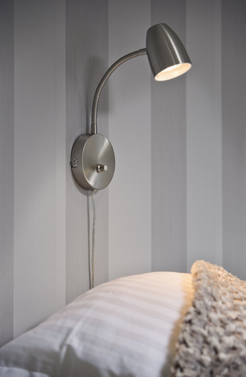 Sandnes Staal leeslamp Van Aneta Lighting - Dankzij het flexibele scharnier is de lamp eenvoudig in beide richtingen te verstellen en dankzij de dimmer is de helderheid aan te passen.