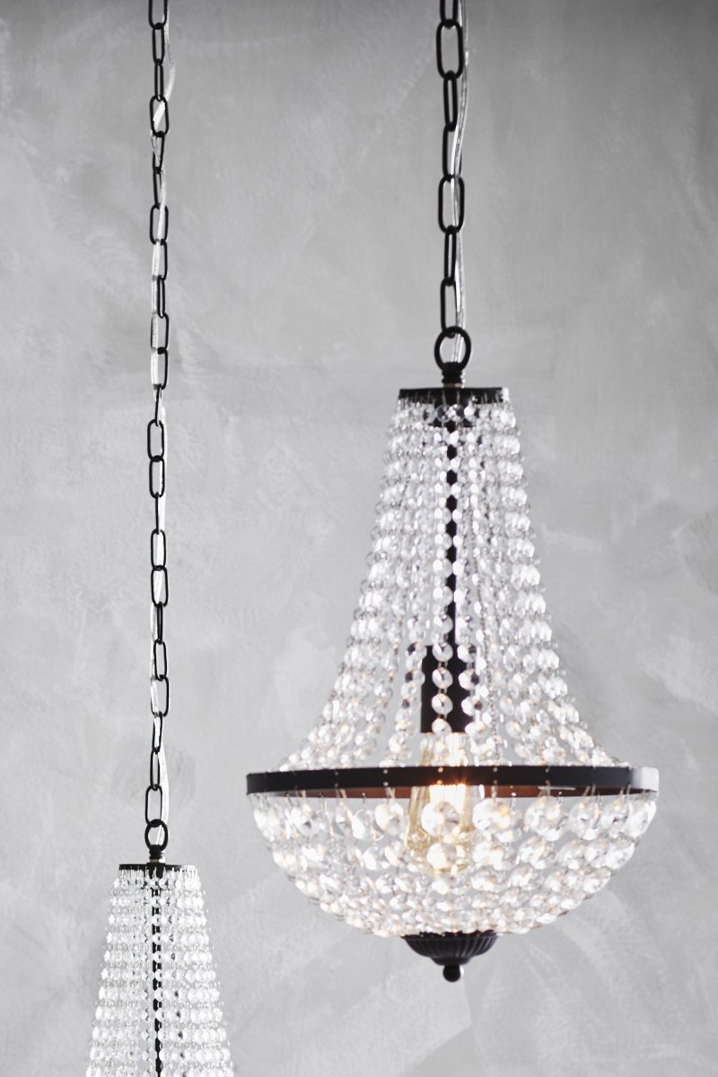 Gränsö Ø30 Zwart kristal Van Markslöjd - Classic Border, hier in het zwart met prachtige kristallen, is een elegante kristallen kroonluchter die in veel kamers past.